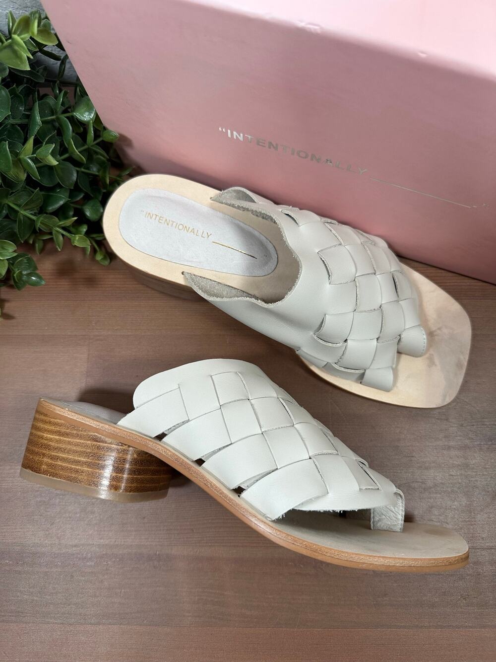 INTENTIONALLY BLANK Women's Kelly Woven Leather Sandals Cream Size 8